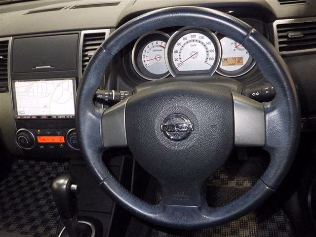 NISSAN TIIDA