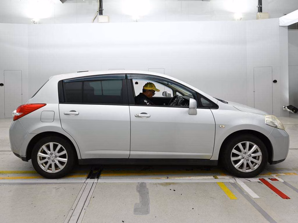 NISSAN TIIDA