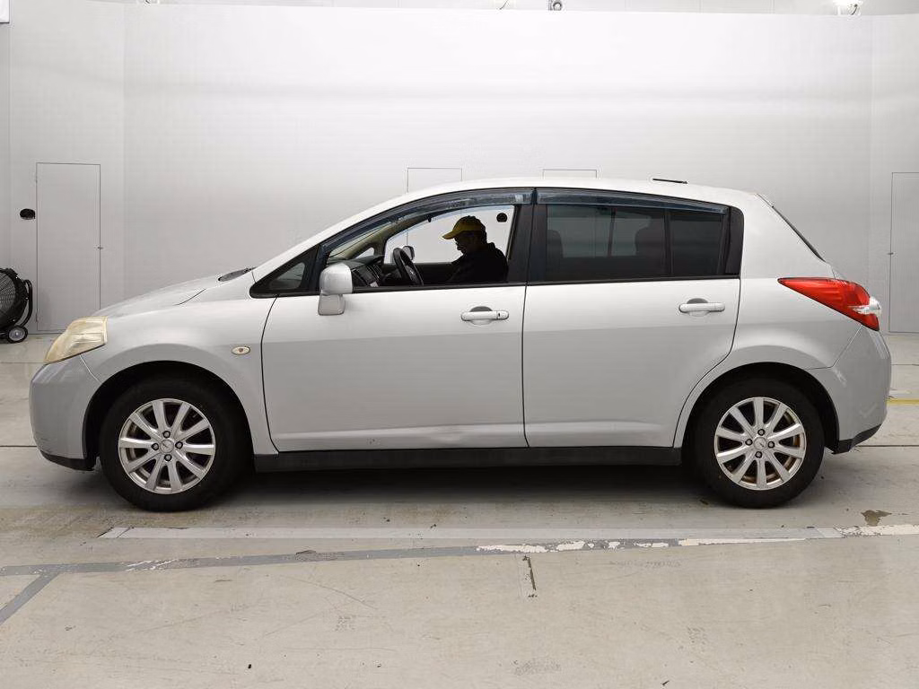 NISSAN TIIDA