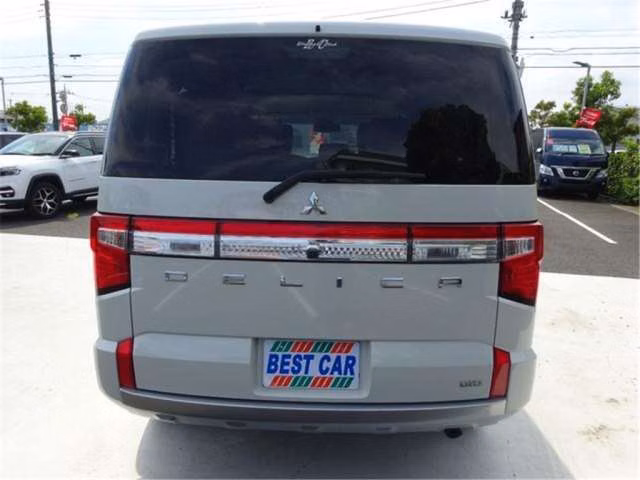 MITSUBISHI DELICA D:5