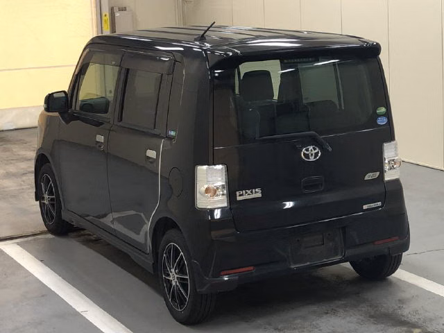 TOYOTA PIXIS SPACE