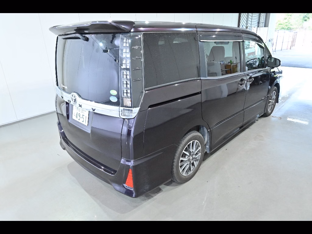 TOYOTA VOXY