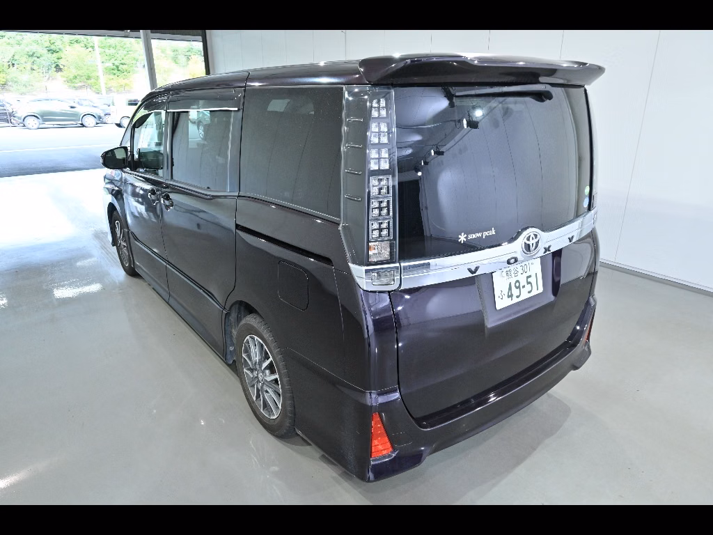 TOYOTA VOXY