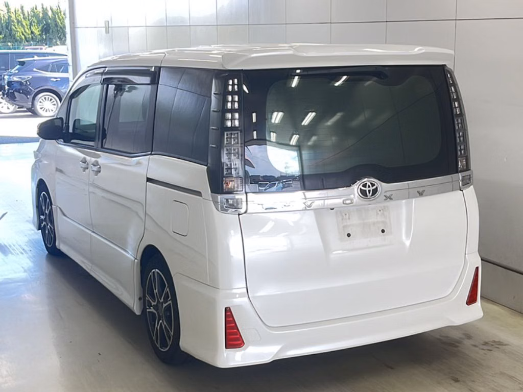 TOYOTA VOXY