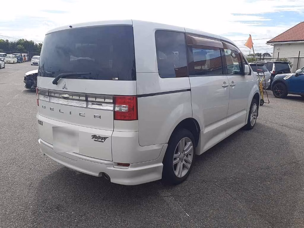 MITSUBISHI DELICA D:5