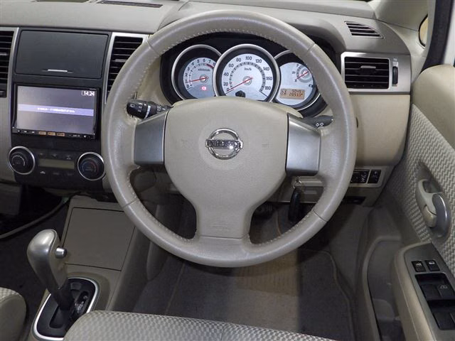 NISSAN TIIDA