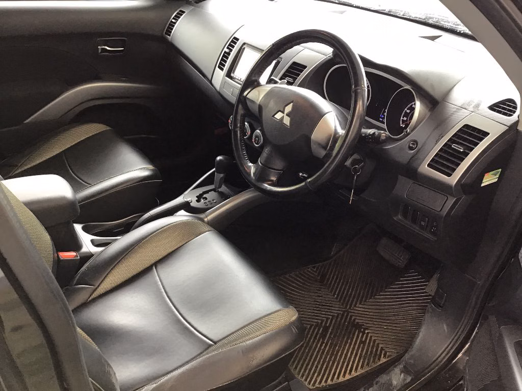 MITSUBISHI OUTLANDER
