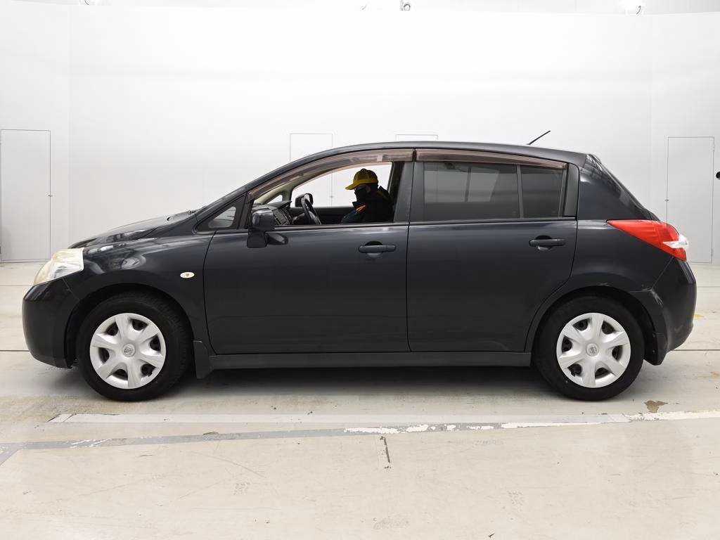 NISSAN TIIDA
