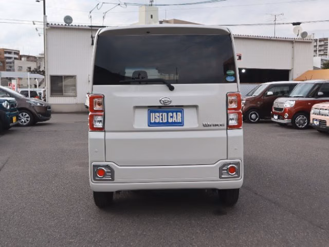 DAIHATSU WAKE