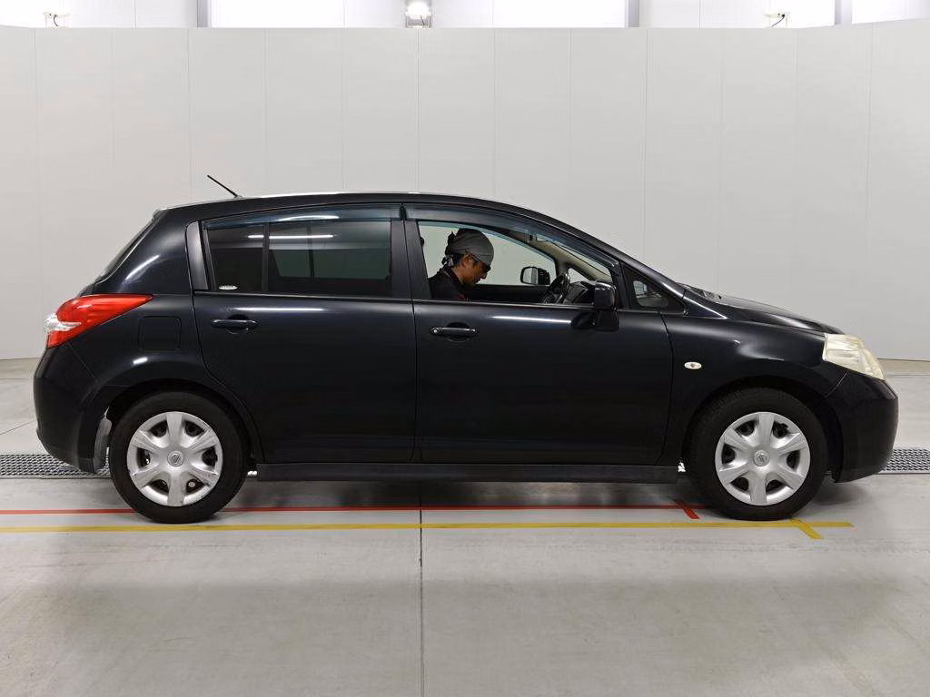 NISSAN TIIDA