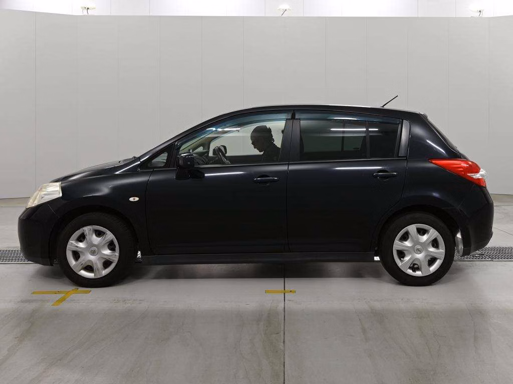 NISSAN TIIDA