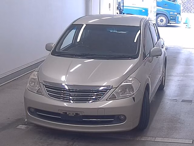 NISSAN TIIDA