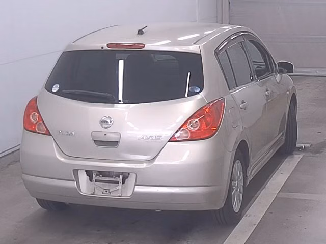 NISSAN TIIDA