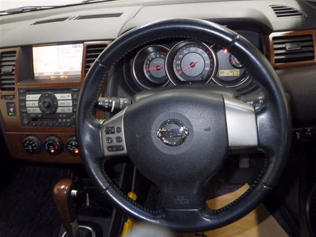 NISSAN TIIDA