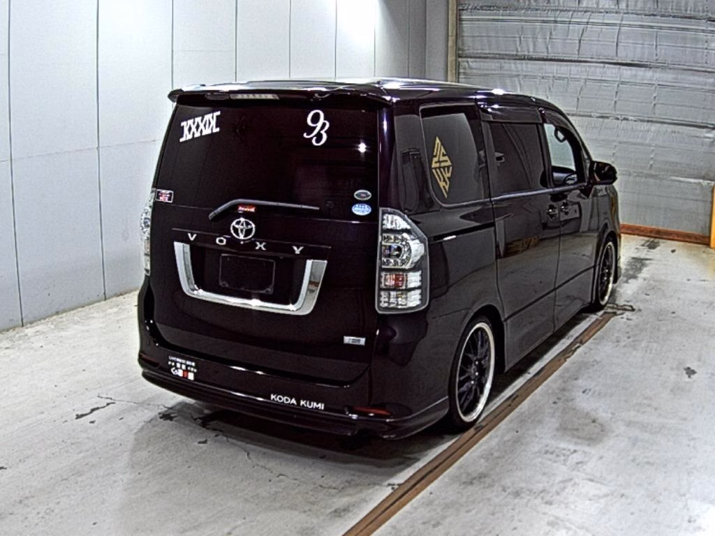TOYOTA VOXY