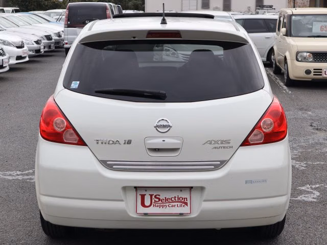 NISSAN TIIDA
