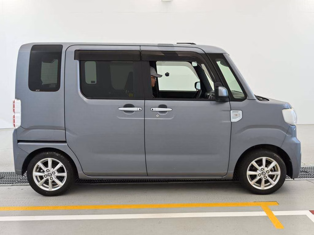 TOYOTA PIXIS MEGA