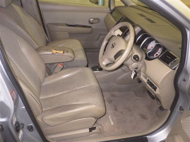 NISSAN TIIDA