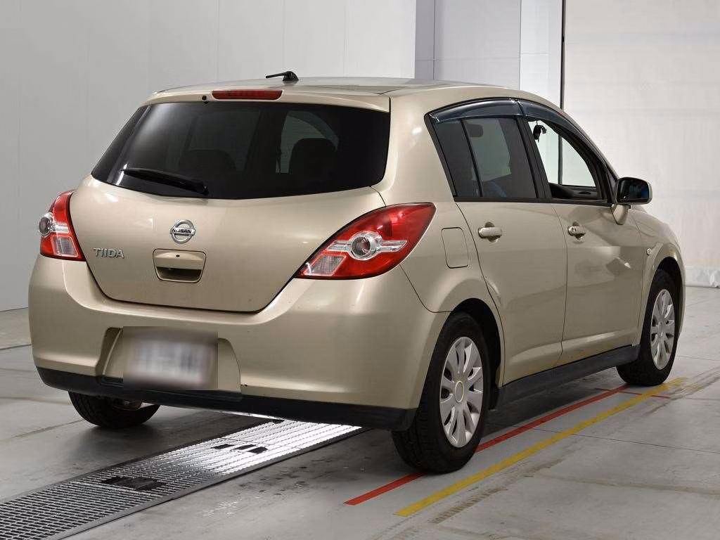 NISSAN TIIDA