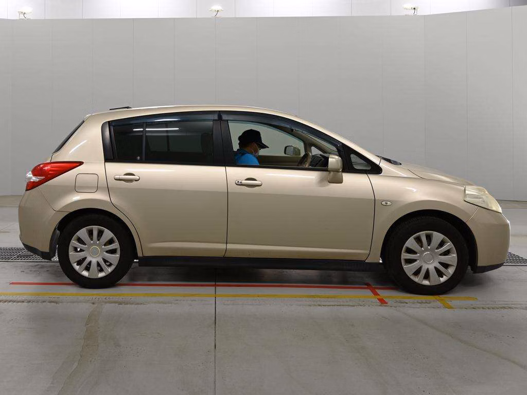 NISSAN TIIDA
