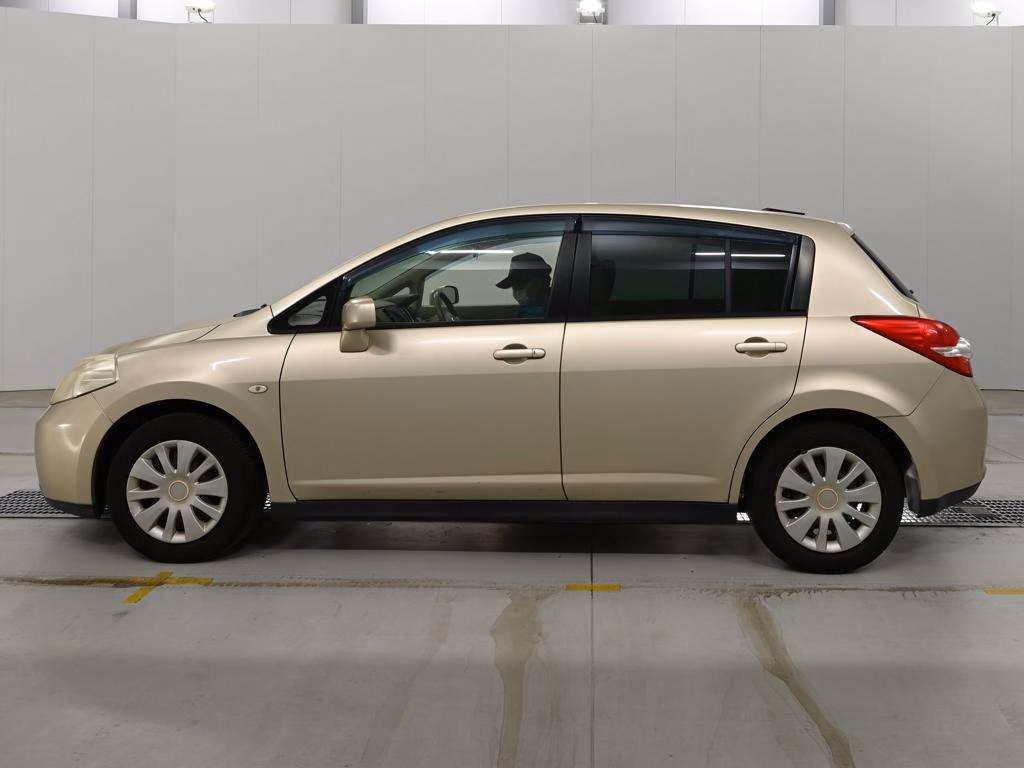 NISSAN TIIDA