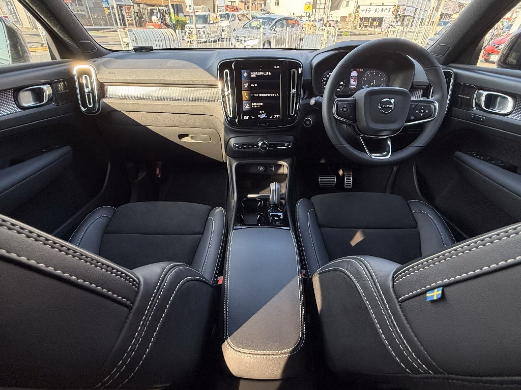VOLVO XC40