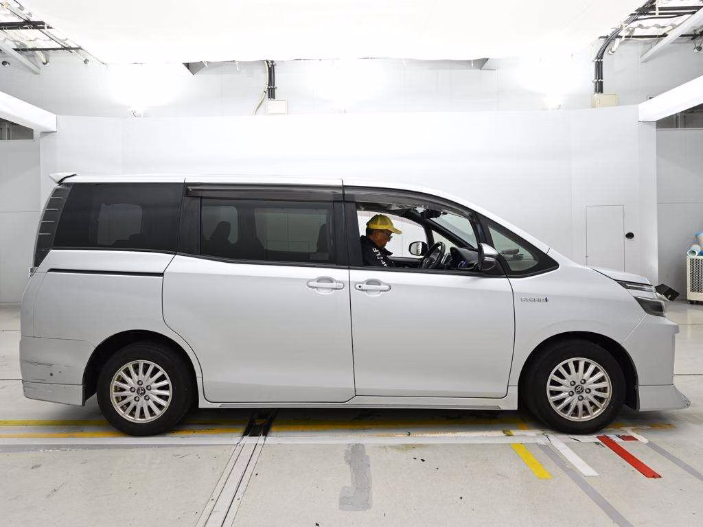 TOYOTA VOXY