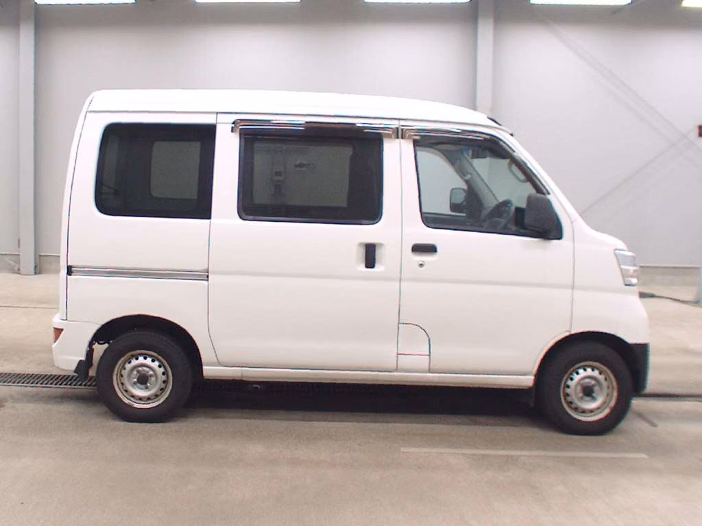 TOYOTA PIXIS VAN