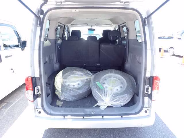 NISSAN NV200