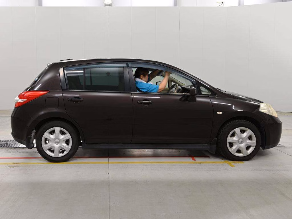 NISSAN TIIDA