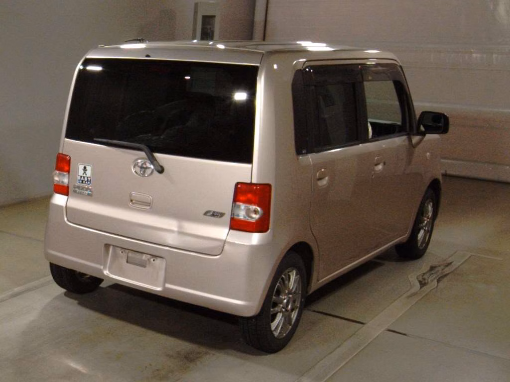 TOYOTA PIXIS SPACE