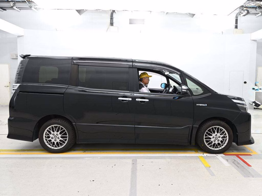 TOYOTA VOXY