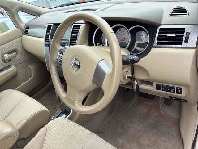 NISSAN TIIDA