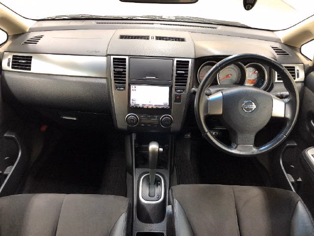 NISSAN TIIDA