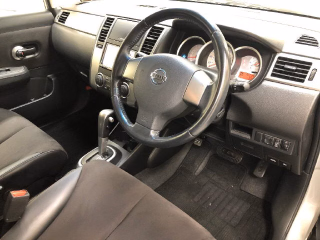 NISSAN TIIDA