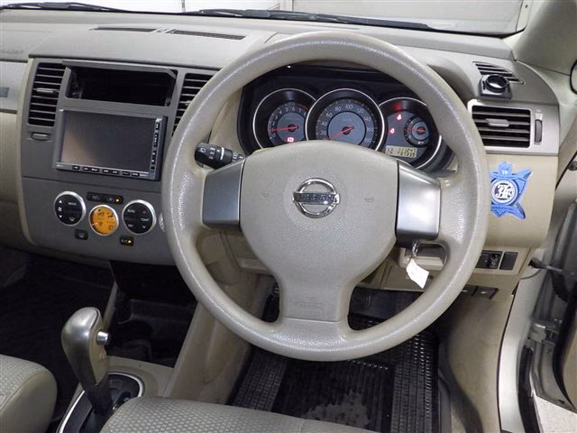 NISSAN TIIDA