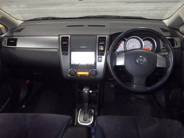 NISSAN TIIDA