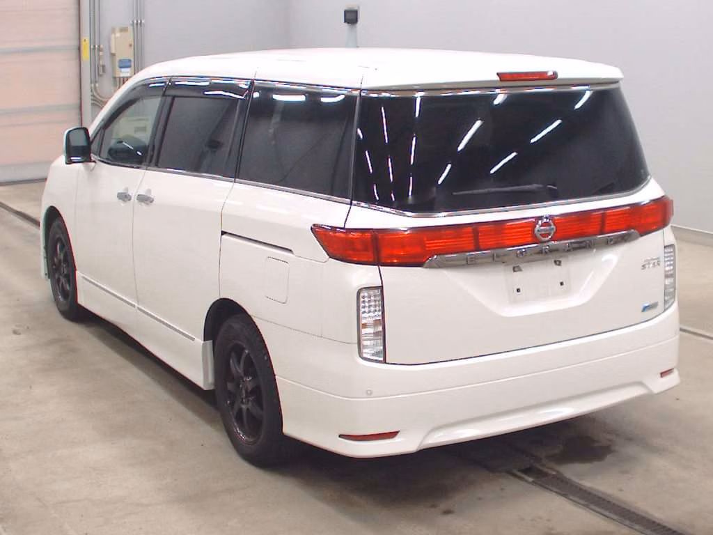 NISSAN ELGRAND