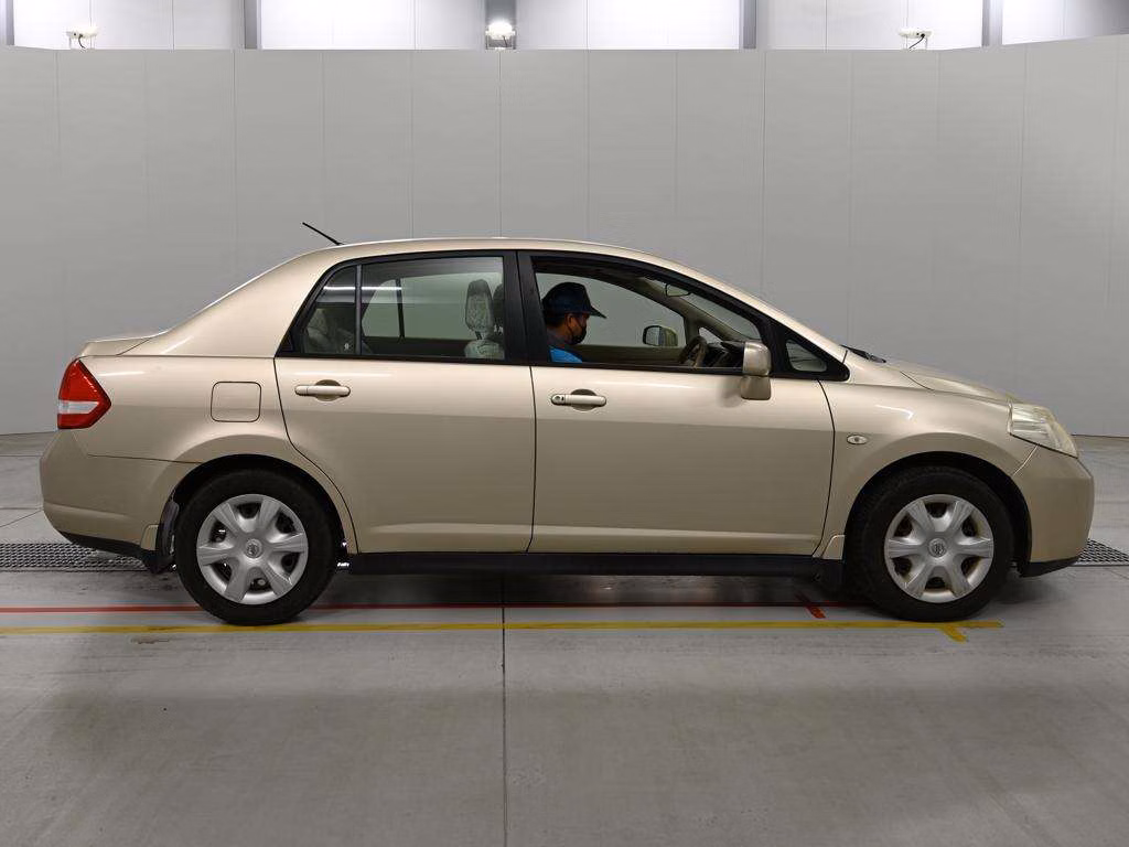 NISSAN TIIDA LATIO