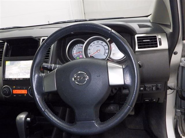 NISSAN TIIDA