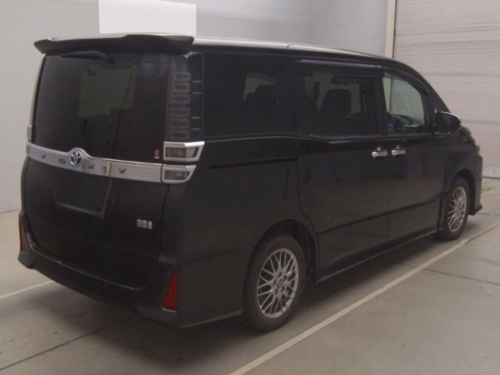 TOYOTA VOXY