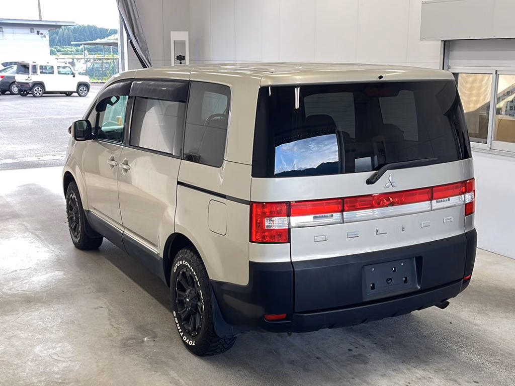 MITSUBISHI DELICA D:5
