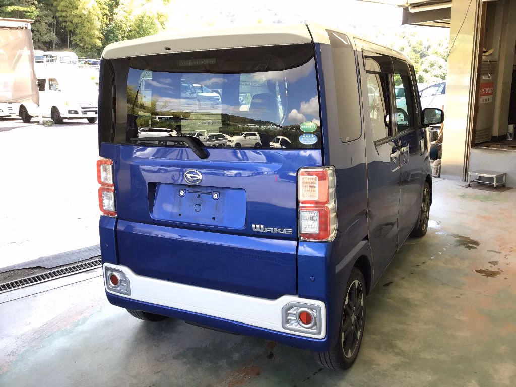 DAIHATSU WAKE