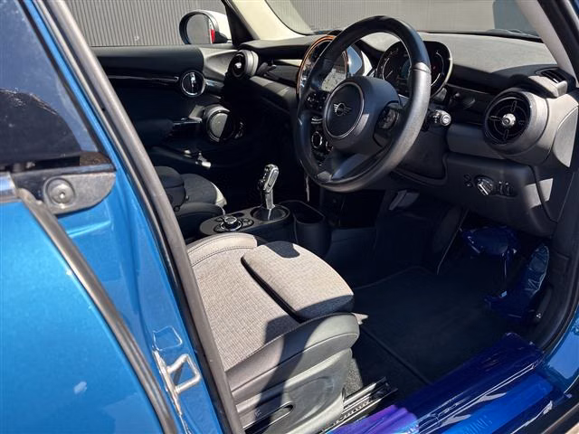 MINI HATCH