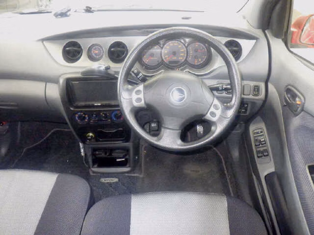 DAIHATSU YRV