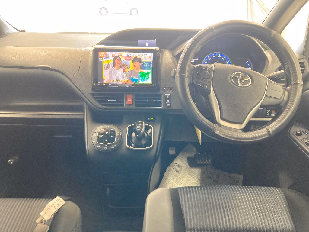 TOYOTA VOXY