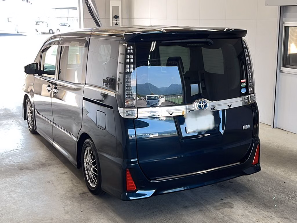 TOYOTA VOXY