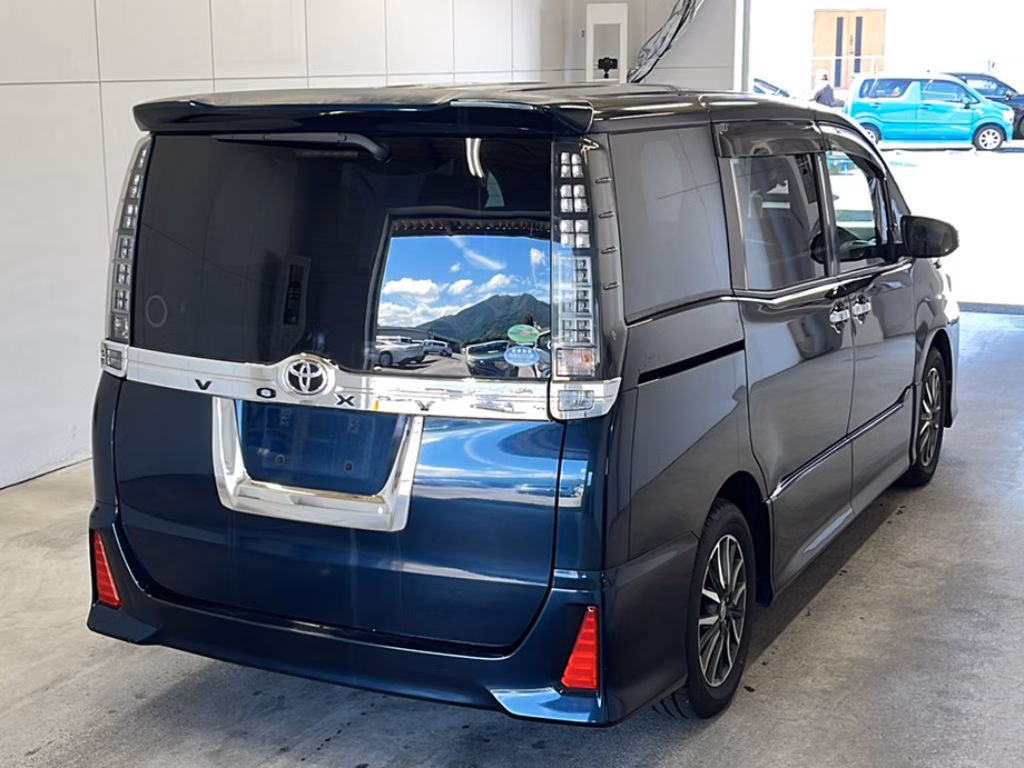 TOYOTA VOXY