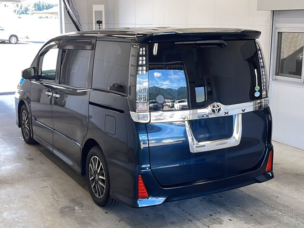 TOYOTA VOXY
