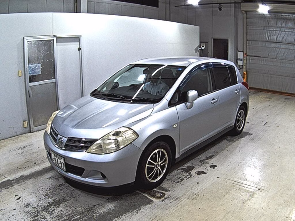 NISSAN TIIDA